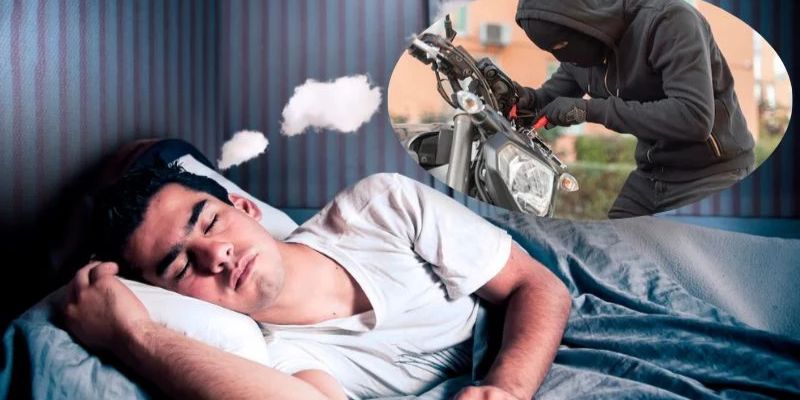 Mơ mất xe ngay trong nhà thể hiện cảm giác mất an toàn hoặc thiếu tin tưởng